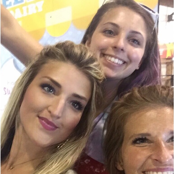 Share THIS and I’ll share 10 from your closet😇 - Picture 5 of 5